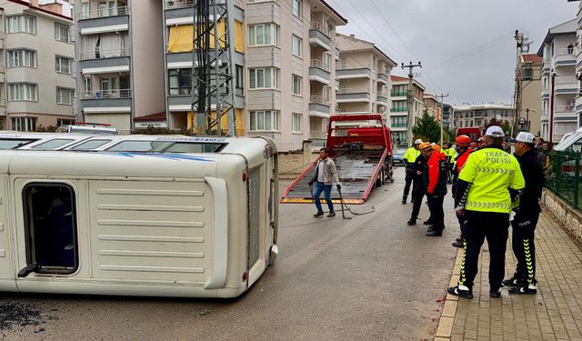 Afyon'da iki minibüs çarpıştı, 16 kişi yaralandı
