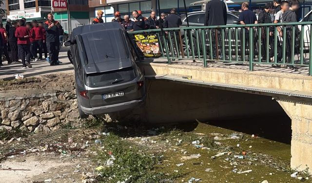 Afyon'da zincirleme kaza! Otomobil dereye uçtu