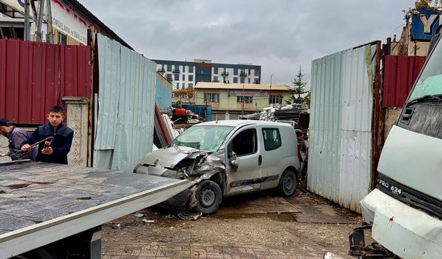 Afyon'da korkutan kaza: Araç hurdalığa girdi
