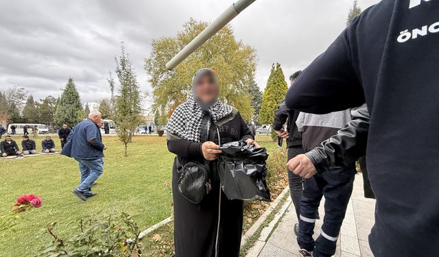 Eskişehir'de cami önünde siyah çöp poşetiyle dilendi!
