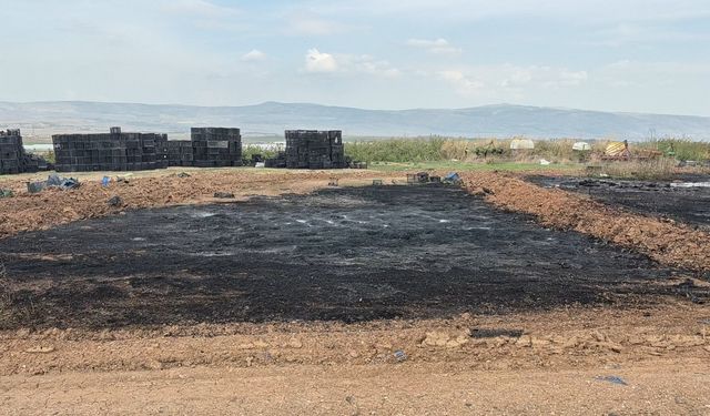 Eskişehir’de gökyüzünü siyah duman kapladı!  Alevler binlerce kasayı sardı