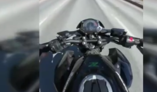 Şerit değiştirirken kontrolden çıktı! Motosikletli böyle savruldu