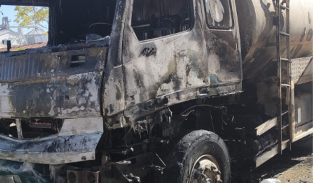 Afyonkarahisar’da tanker yangını diğer araçlara sıçramadan söndürüldü