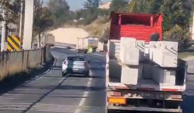 Eskişehir’de trafikte tehlikeli yolculuk! Tonluk bloklar bağlanmadan taşındı