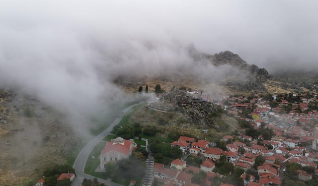 Eskişehir’de sis manzarası büyüledi! Sivrihisar’da dağlar gözden kayboldu