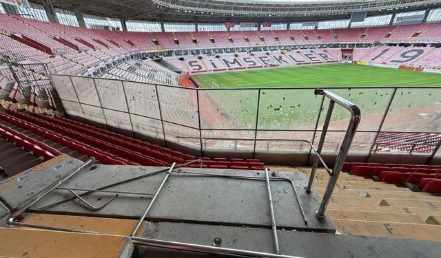 Eskişehirspor-Balıkesirspor maçının ardından zarar verilen tribünde onarım başladı