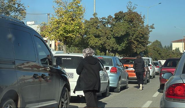 Eskişehir'de KPSS telaşı: Trafik kilitlendi, adaylar koştu!