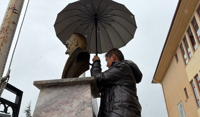 Eskişehir’de yağmur altında duygulandıran görüntü: Atatürk sevgisi yürekleri ısıttı