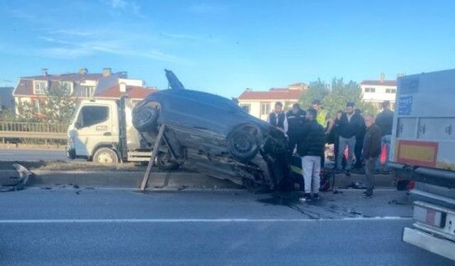 Eskişehir çevreyolunda kaza: Aracın altına kazık koydular
