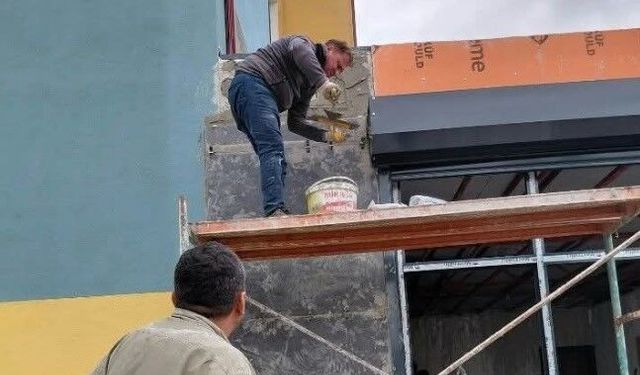 Eskişehir’de okul müdüründen örnek davranış! Tulumu giydi, sıva yaptı