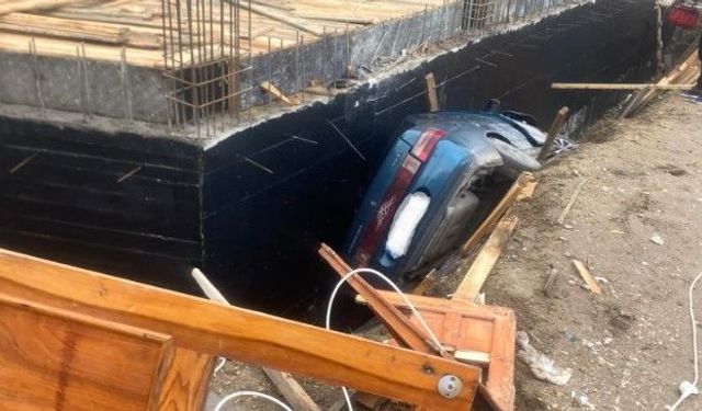 Eskişehir'deki yağış kaza getirdi, araç inşaat temeline düştü!