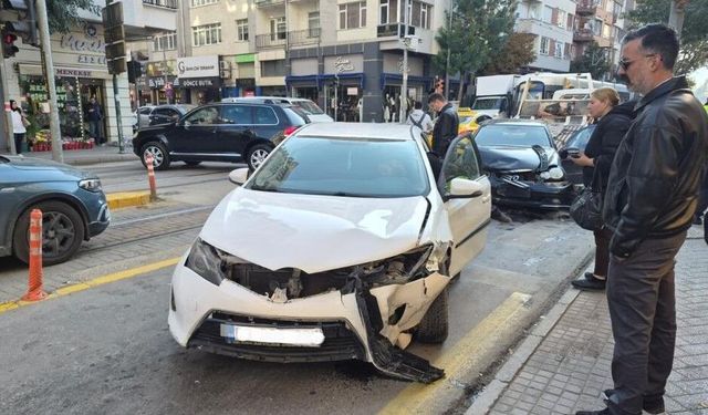 Eskişehir'de araçlar kafa kafaya girdi, tramvay seferleri aksadı