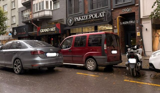 Eskişehir’de araçlar yan yana dizildi, yol daraldı