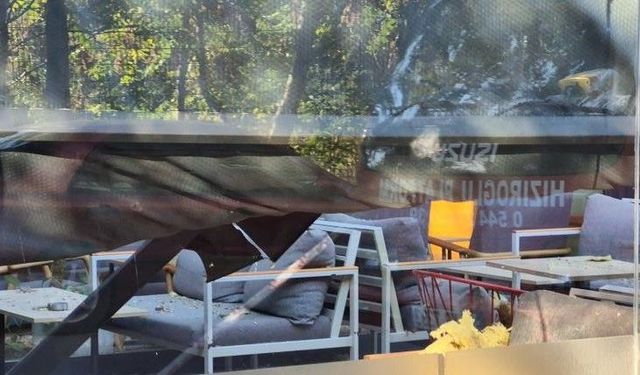 Eskişehir'de binadan kopan sıva parçaları dükkan tentesini parçaladı