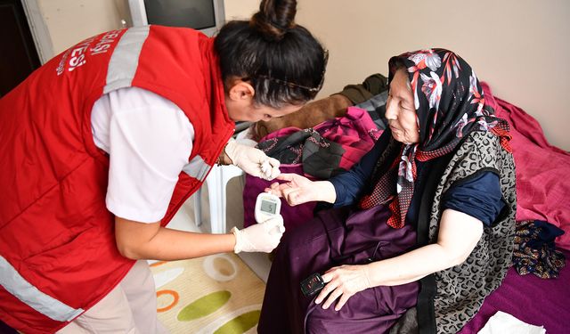 Tepebaşı’nda yalnızlığa geçit yok: TEBEV ihtiyaç sahiplerinin yanında