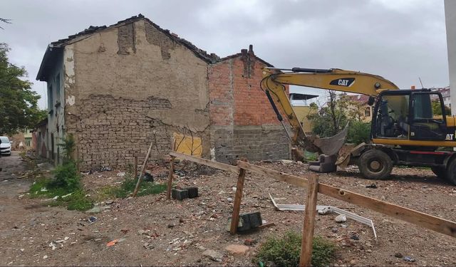 Alanönü’nde yıllardır beklenen çalışma başladı! Metruk binalar yıkılıyor