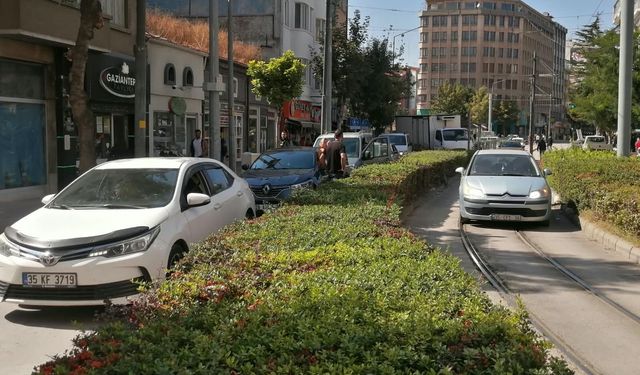 Eskişehir’de kavşak çilesi! Yasak park trafiği felç etti