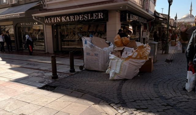 Eskişehir Kuyumcular Çarşısı’nda karton yığını dikkat çekti