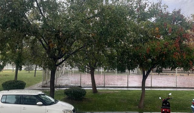 Eskişehir’de aniden bastırdı: Sağanak yağış hayatı durdurdu!