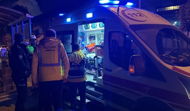 Eskişehir’de tramvay durağına daldı, araç içinde sıkışınca ekipler yardımına koştu!