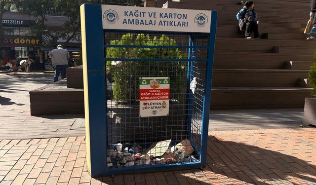 Geri dönüşüm kutusunda çöp yığını!