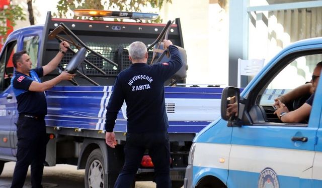 Eskişehir’de yayaların yolunu kapatan malzemelere el konuldu