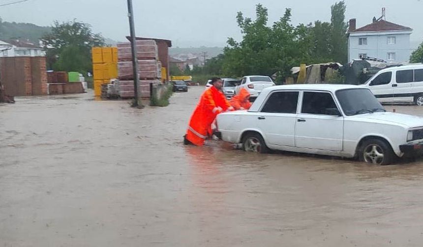Bilecik'te sağanak yağış sonrası alt geçitte araç içinde mahsur kalan 6 kişi kurtarıldı