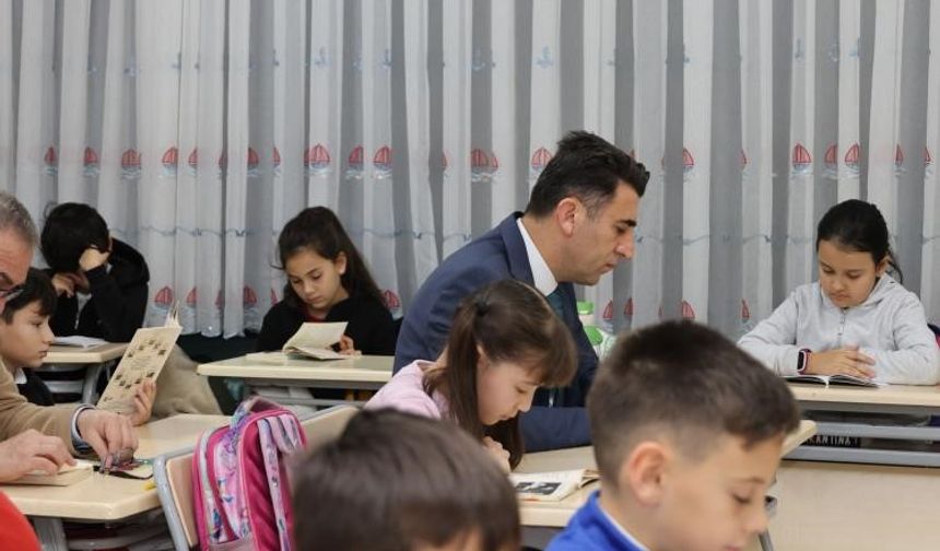 Vali öğrencilerle sırada oturup kitap okudu