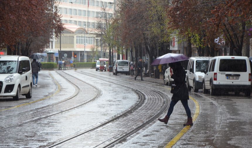 Eskişehir'de şemsiyesiz çıkmayın: Kuvvetli gelecek!