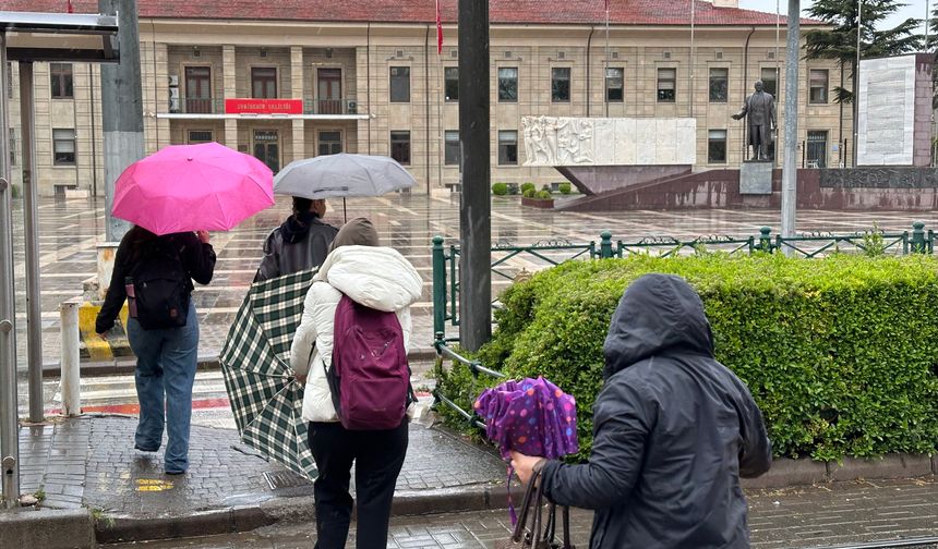 Sarı uyarı Eskişehir'de gerçek oldu: Fırtına ve yağmur şehri vurdu!
