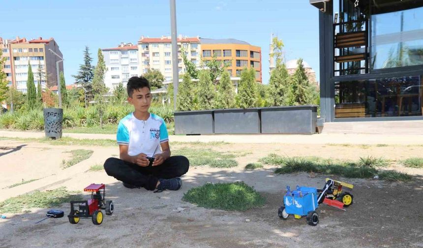 Evinde internet, telefonunda sosyal medya olmayan çocuk kendi elektronik oyuncaklarını imal ediyor