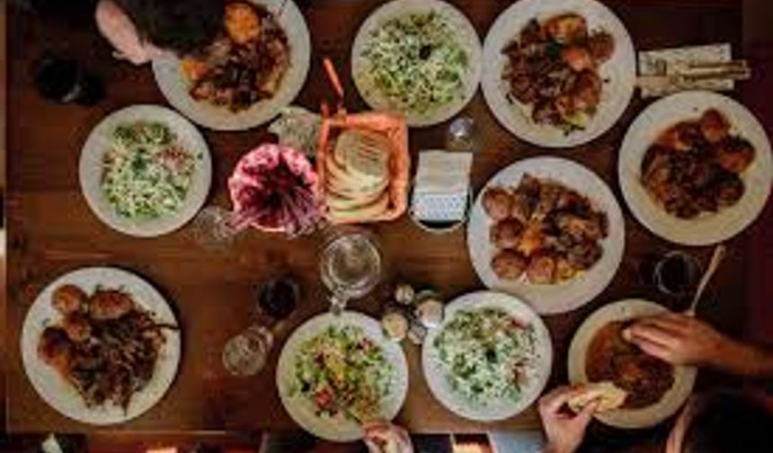 Bayram sofralarında aşırıya kaçmayın: Porsiyona ve suya dikkat!
