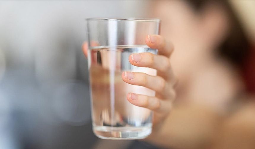 Sıcaklar artıyor,  günde 2 litre içmezseniz bunlar olabilir!