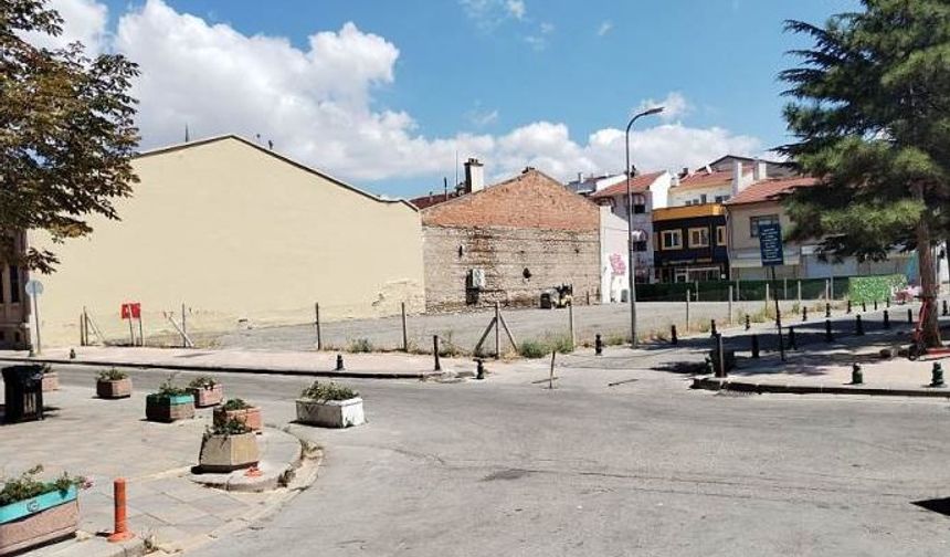 Eskişehir'in göbeğindeki o yer Büyükşehir'e verilmeli!