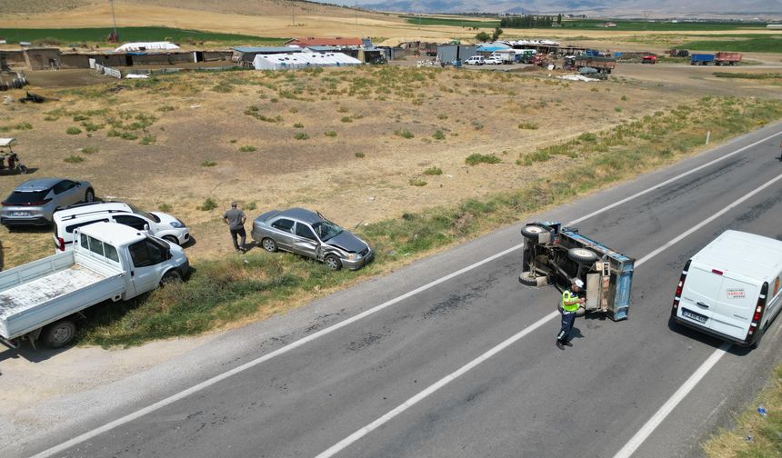 Afyon’da patpat devrildi, trafik kısa süreli aksadı!