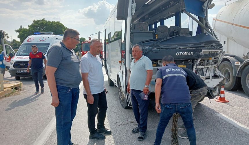 Midibüs ile kamyon çarpıştı!