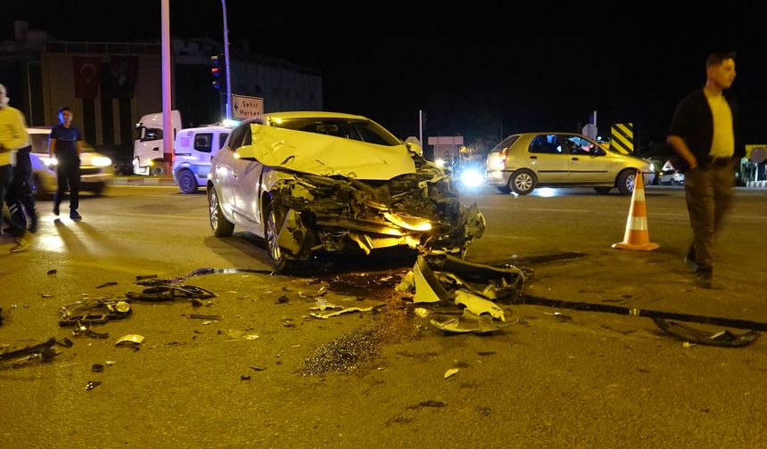 Tavşanlı’da otomobil ile kamyon çarpıştı!