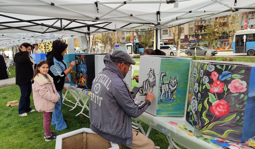 Kütahya’da gençlerden saksılara sanat dokunuşu