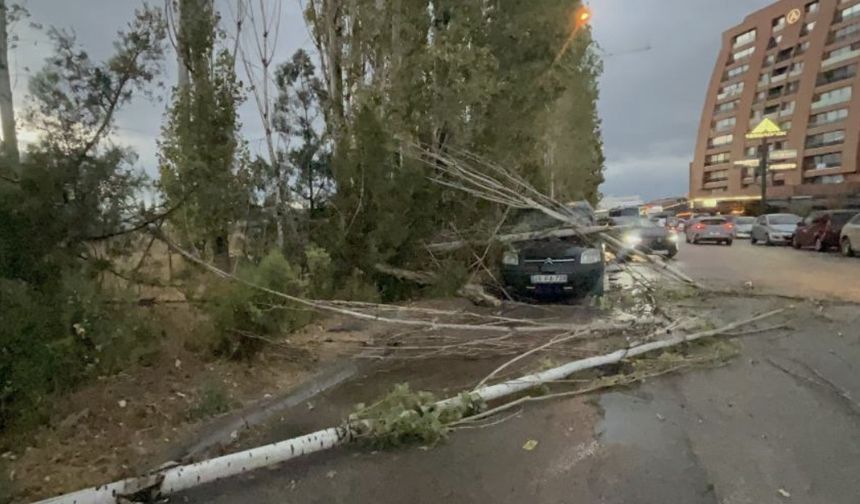 Eskişehir'de sağanak yağış aracı pert etti!