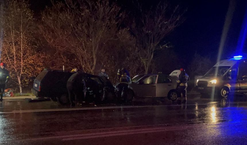 Eskişehir-Afyon yolunda yağış kaza getirdi: 3’ü çocuk 9 yaralı!