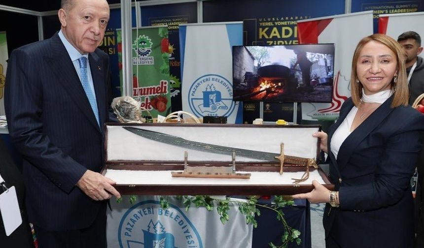 Cumhurbaşkanı Erdoğan'a kılıç hediye etti