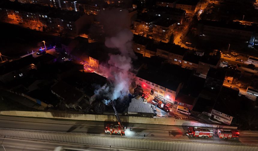 Eskişehir'de ahşap depo alevlere teslim oldu, mahalle tahliye edildi!