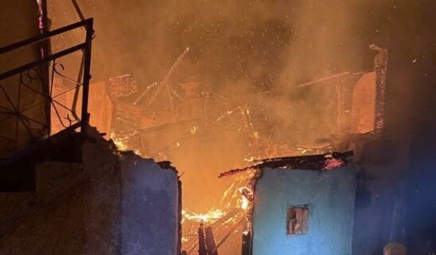 Gece yarısı çıkan yangında ev kül oldu!