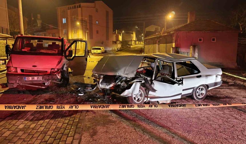 Kamyonetle otomobil kafa kafaya çarpıştı!