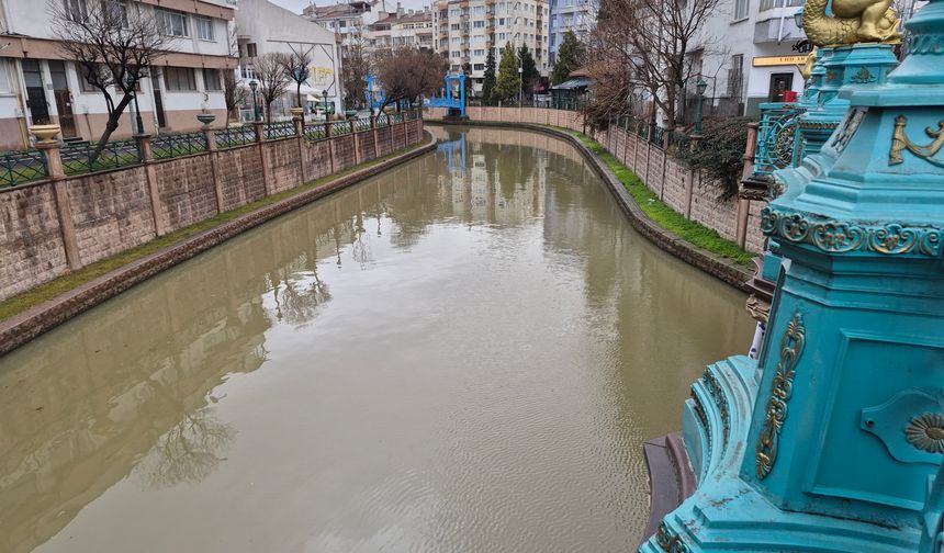Eskişehir'de yağış sonrası Porsuk’ta ilginç görüntü!