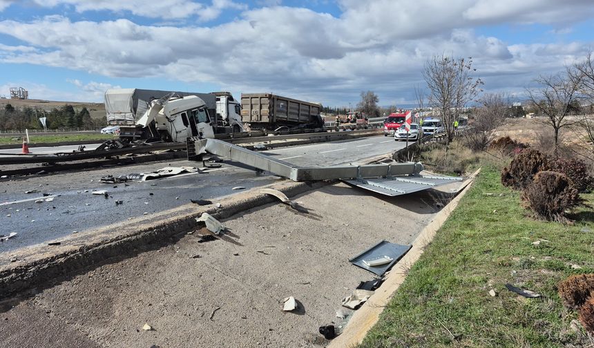 Eskişehir çevre yolunda korkutan kaza: Tırın kabini koptu!
