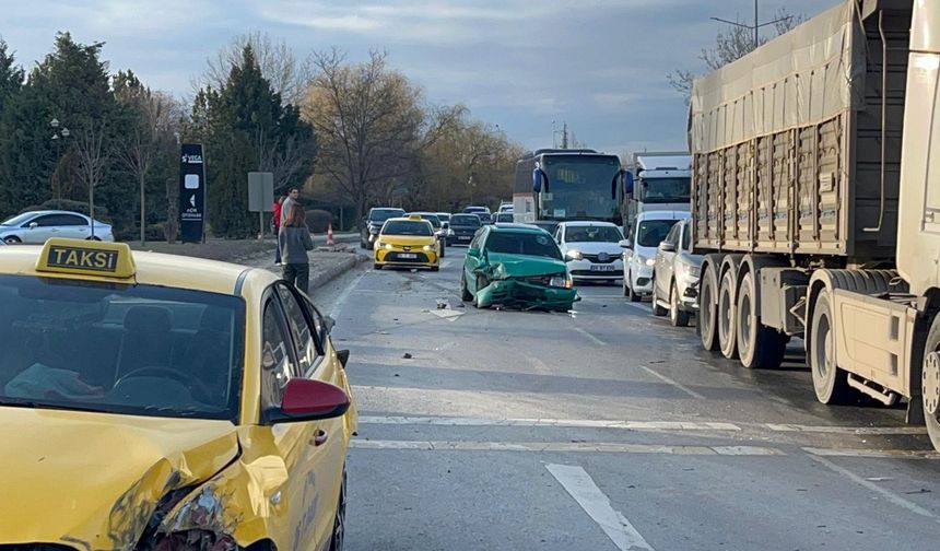 Eskişehir çevreyolunda taksi otomobile çarptı: Trafik kilitlendi!