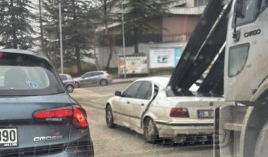 Eskişehir’de korkunç kaza: Demirler araca saplandı!