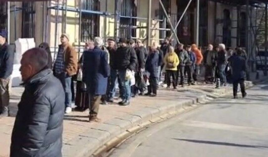 Eskişehir'de kuyruğun sonu gözükmedi, dakikalarca beklediler!
