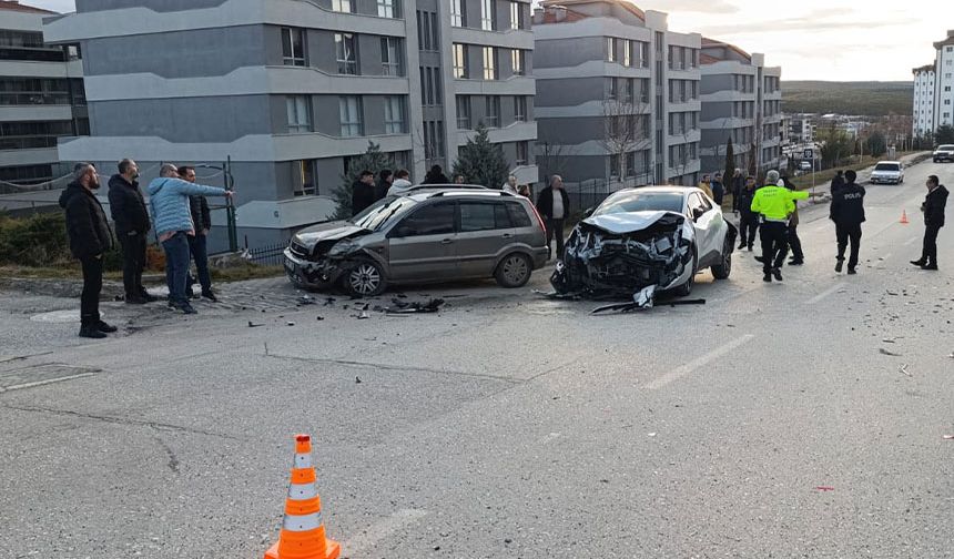 Eskişehir'de belediye otobüsü 2 araca çarptı: 6 yaralı!